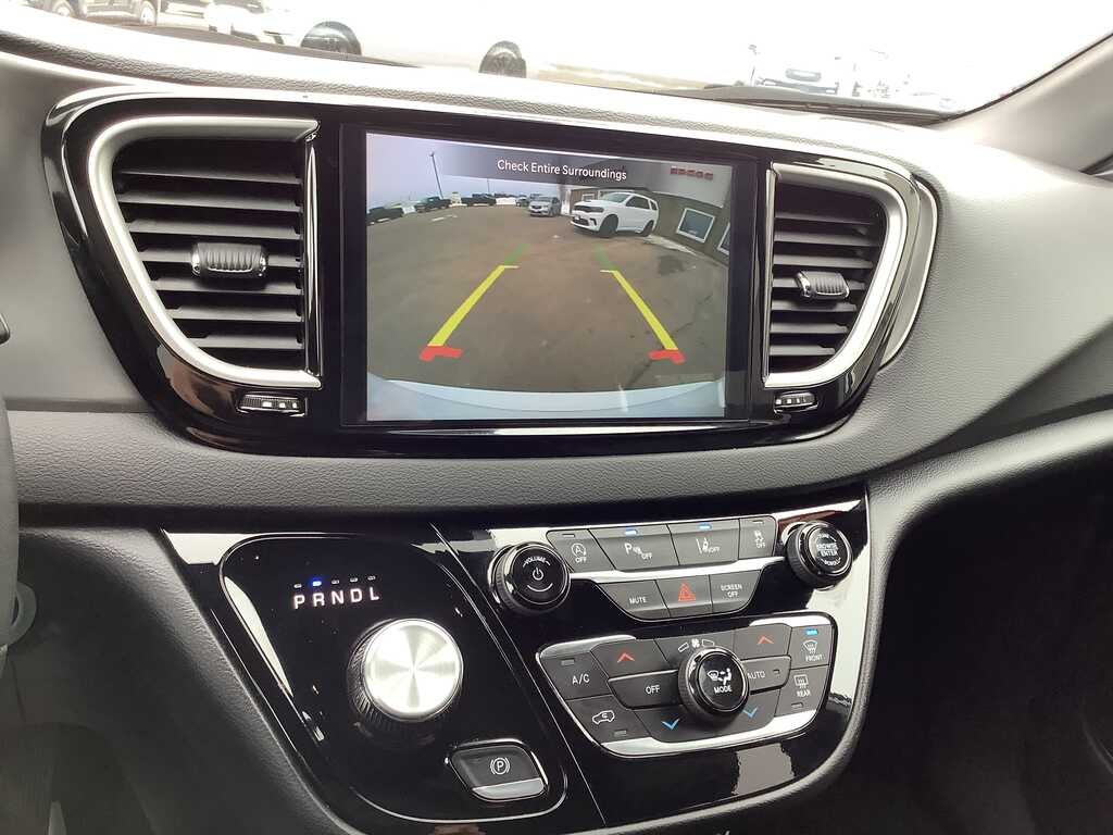 2025 Chrysler Pacifica Select