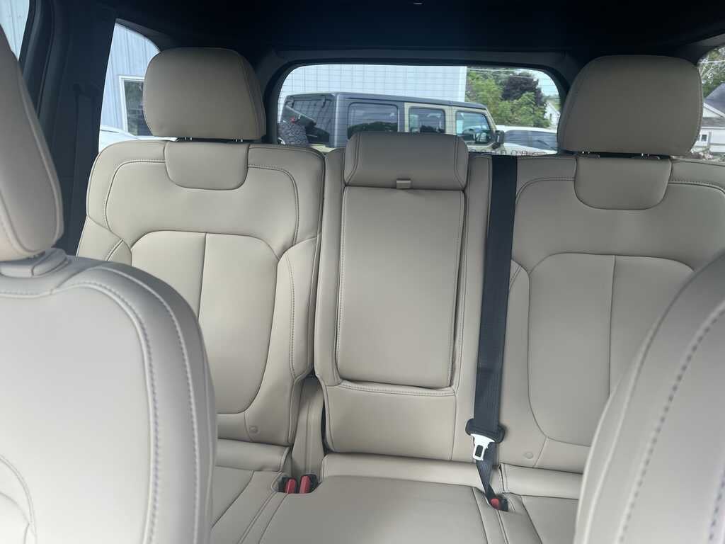 2027 Jeep Grand Cherokee GRAND CHEROKEE LIMITED 4X4