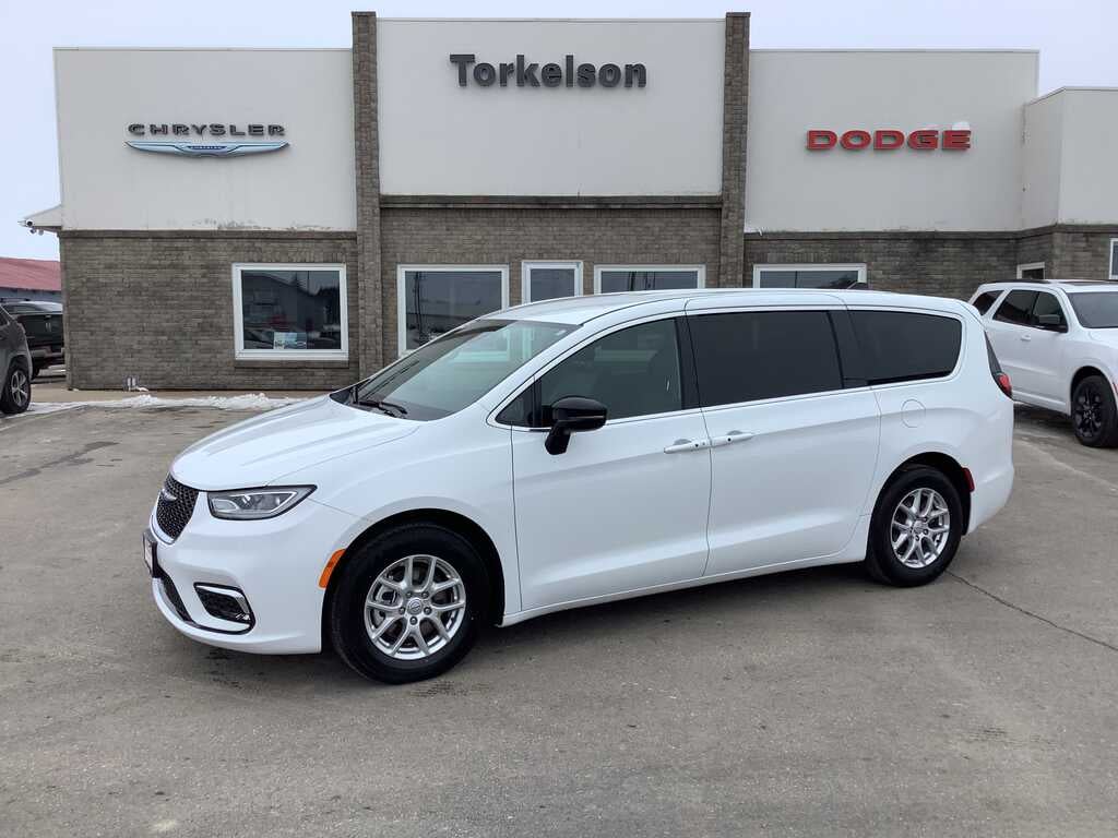 2025 Chrysler Pacifica Select's photo