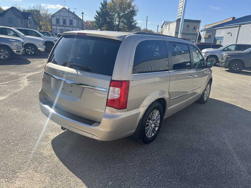 2016 Chrysler Town & Country Touring-L