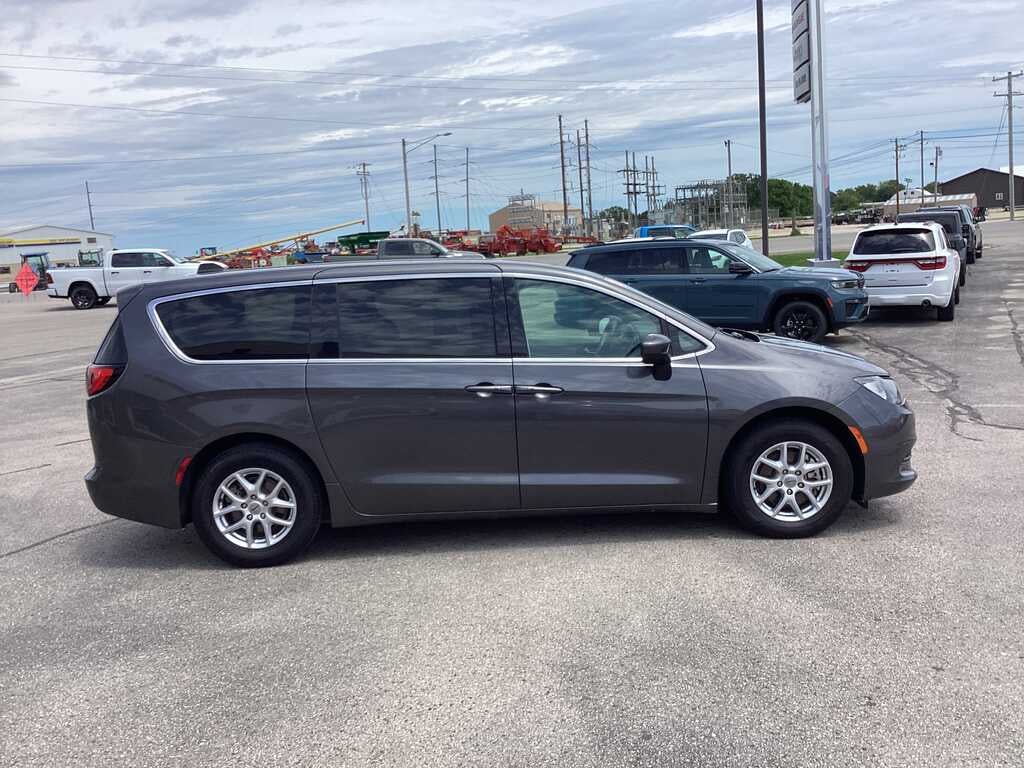 2022 Chrysler Voyager LX