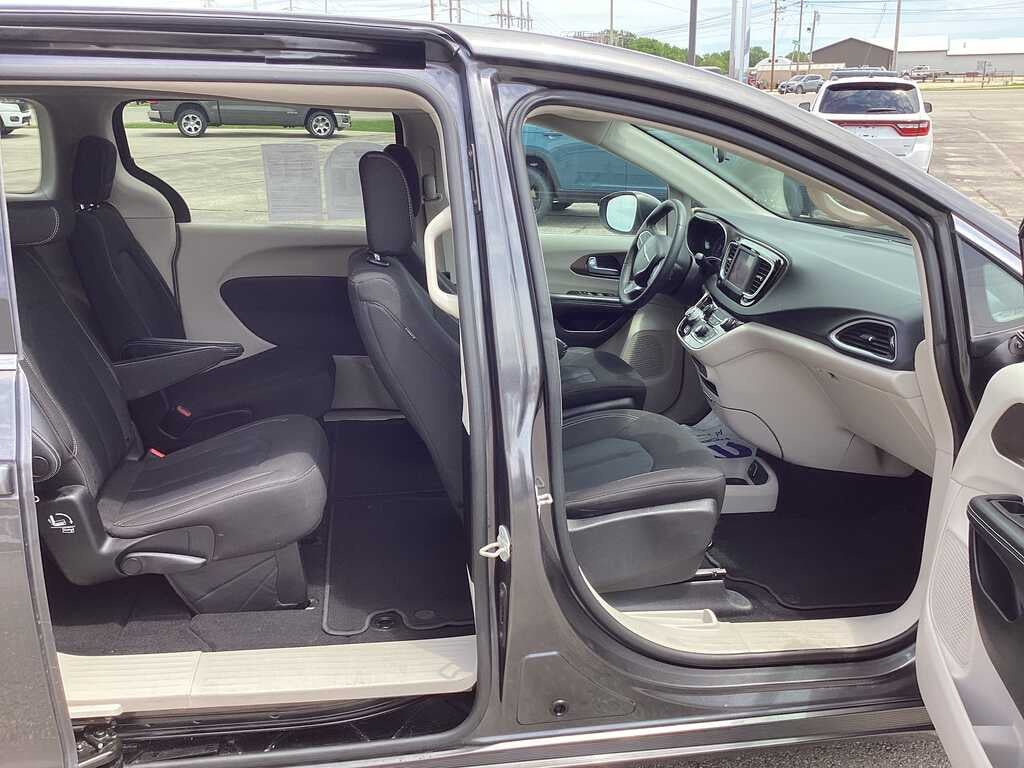 2022 Chrysler Voyager LX