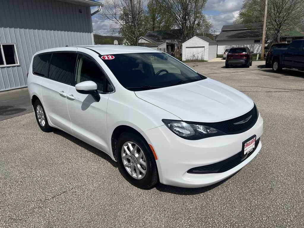 2022 Chrysler Voyager LX