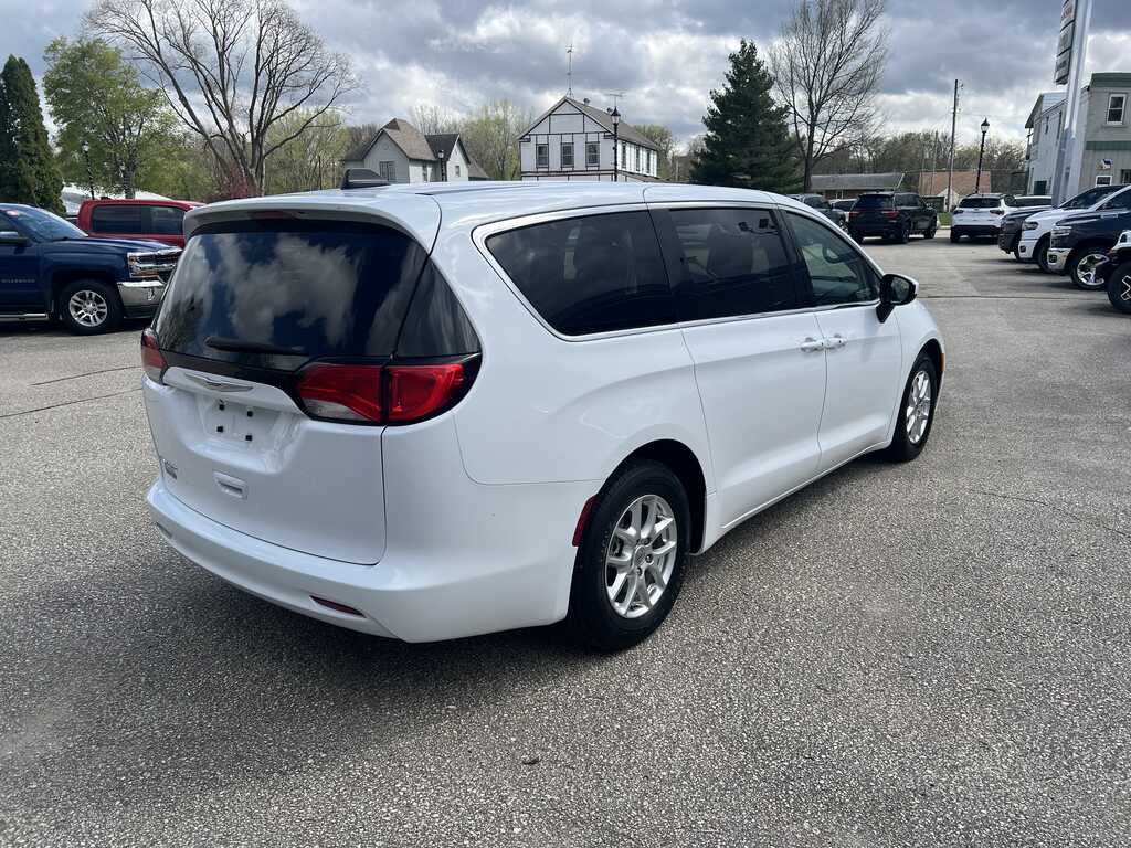 2022 Chrysler Voyager LX