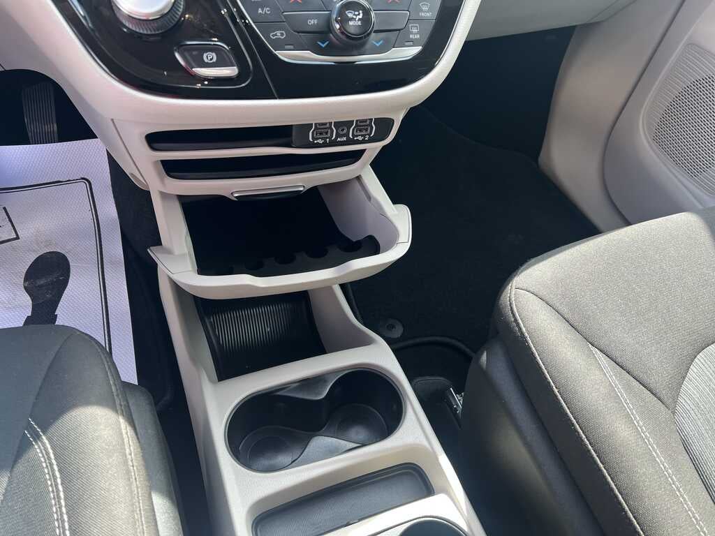 2022 Chrysler Voyager LX