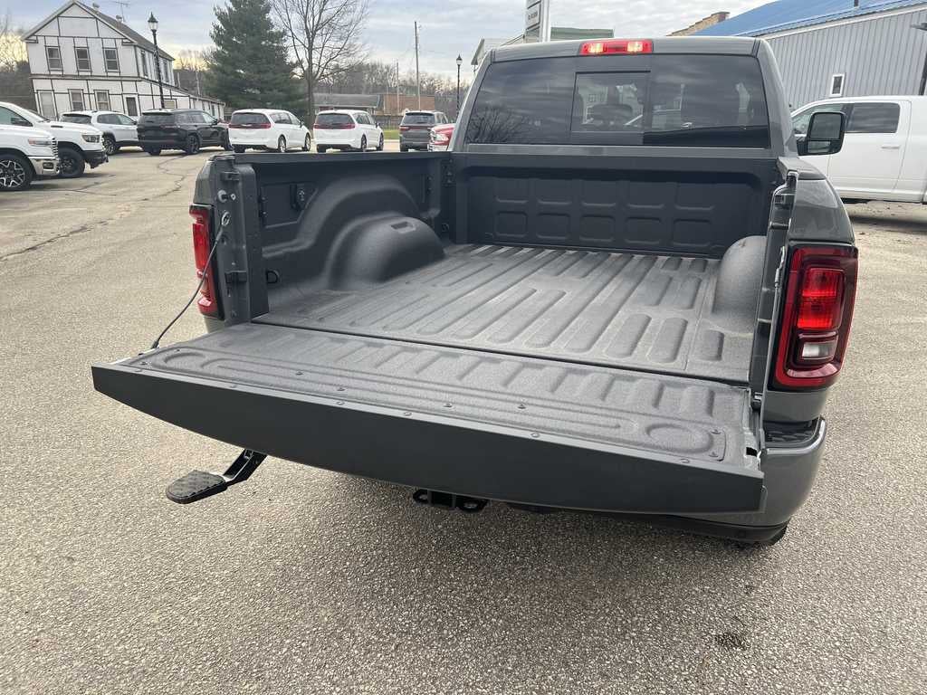 2026 RAM Ram 2500 RAM 2500 BLACK EXPRESS CREW CAB 4X4 6'4' BOX